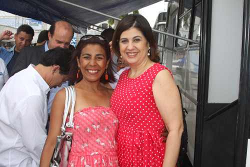 À espera de atendimento oftalmológico, Vanúzia da Silva Leite, 42 anos, elogiou a prefeita pelas realizações de seu governo (Foto: Gerson Gomes)