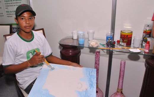 O aluno da Escola Municipal Dr. Luiz Sobral, Carlos Antônio, de 15 anos, é um dos que adora soube aproveitar o que aprendeu nos cursos desenvolvidos no seu coletivo (Foto: Divulgação)