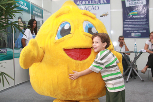 Personagem irreverente e a alegria da criançada, o Chuvisquito, que acabou se tornando mascote da Secretaria Municipal de Educação, também marcou presença na Praça São Salvador (Foto: Check)