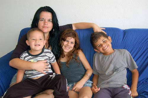 Fabiana Abreu de Souza se mudou com os quatro filhos para o bairro e comemora (Foto: Check)