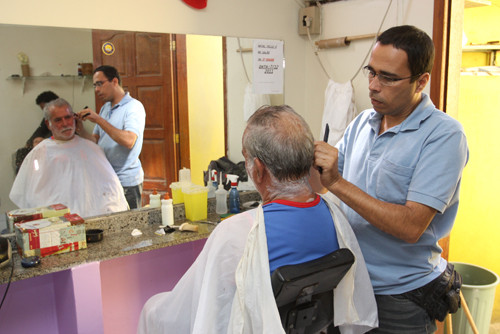 O salão funciona de segunda à sexta-feira, das 7h às 16h, atendendo, gratuitamente, a idosos cadastrados no órgão (Foto: Rogério Azevedo)