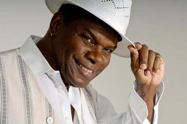 O cantor Emilio Santiago apresenta uma grande cantata Natal nesta sexta-feira (23), às 20h, na Praça São Salvador (Foto: Divulgação)