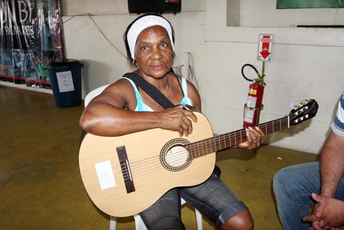 A aposentada Adelaide Francisca Gomes, de 71 anos, é aluna do curso de violão e afirma que vale a pena se dedicar, mesmo sendo idosa (Foto: Rogério Azevedo)