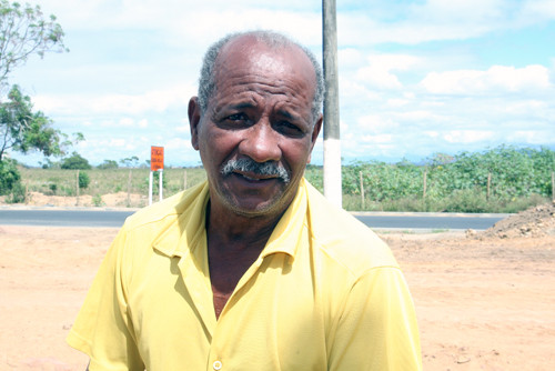 O aposentado Manoel José Flor tem acompanhado o andamento das obras e elogia o trabalho que vem sendo realizado (Foto: Roberto Joia)