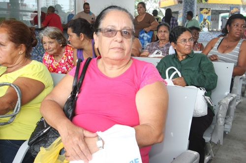 A moradora de Goitacazes, Vera Lúcia Santos, aprovou a reforma e as novas acomodações da rodoviária (Foto: Rogério Azevedo)