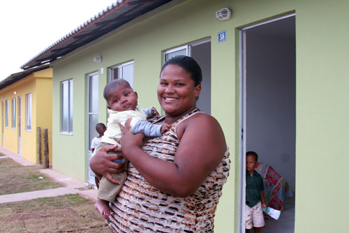 A família de Cristiane Araújo, que mora com seus dois filhos e o marido, é uma das 3.358 benenficadas, este ano, com uma casa do Morar Feliz (Foto: Roberto Joia)