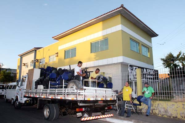 Parte do mobiliário que estava na unidade da Apic, em Guarus, pertencente à ela, foi retirada do local na presença de representantes da entidade, do município e da Justiça (Foto: Roberto Joia)