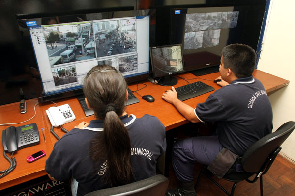 Através da Central de Monitoramento, os guardas recebem as imagens captadas pelas câmeras instaladas em pontos estratégicos da cidade (Foto: Rogério Azevedo)