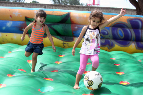 Diversos brinquedos fazem as crianças interagirem com outras (Foto: Check)