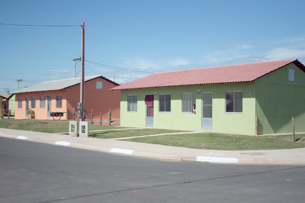 O programa vem favorecendo as famílias carentes, que residem em área de risco do município (Foto: Antônio Leudo)