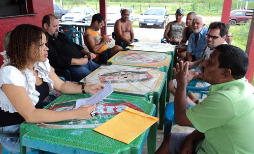 A secretária da Família e Assistência Social, Izaura Freire, se reuniu nesta terça-feira (27), com o presidente da Associação dos Pescadores de Ponta Grossa dos Fidalgos (Foto: Divulgação)