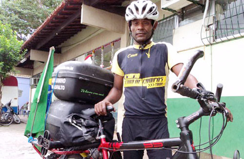 Rogério foi encaminhado à Casa da Cidadania para passar a noite, seguindo sua maratona na manhã desta quinta-feira (29) (Foto: Divulgação)