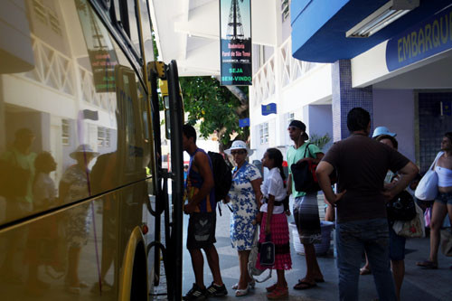 Os ônibus que fazem a linha Campos-Farol de São Tomé estarão saindo da Rodoviária Roberto Silveira a cada 15 minutos durante o verão (Foto: Antônio Leudo)