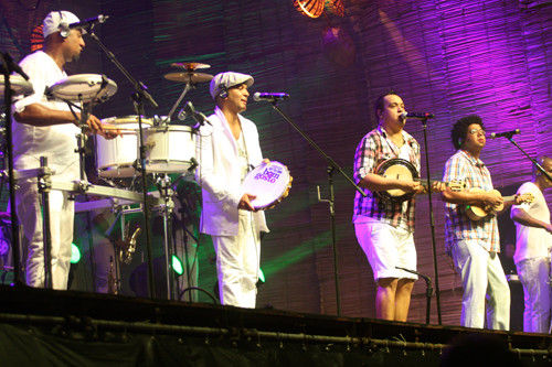 O grupo Bom Gosto comandou a festa da virada em grande estilo, no Farol de São Tomé, e levou o público ao delírio, com canções consagradas, como Deixa eu cantar meu samba, Curtindo a vida, Na madrugada, Sinto saudade e Conta comigo (Foto: Gerson Gomes)