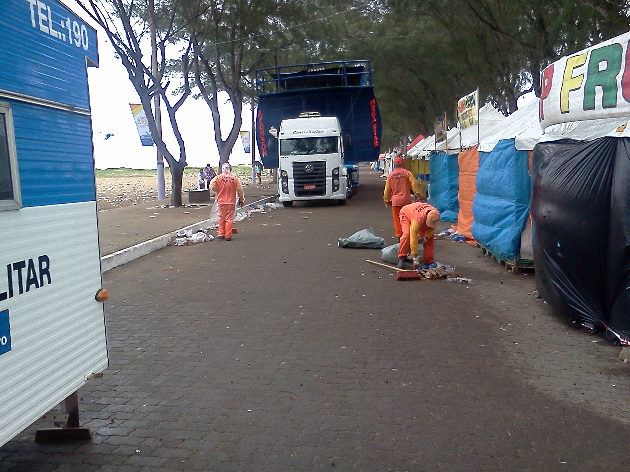 Além dos 45 funcionários que diariamente fazem a limpeza da praia campista, outros 23 vieram da cidade especialmente para a varrição e o recolhimento do lixo (Foto: Divulgação)