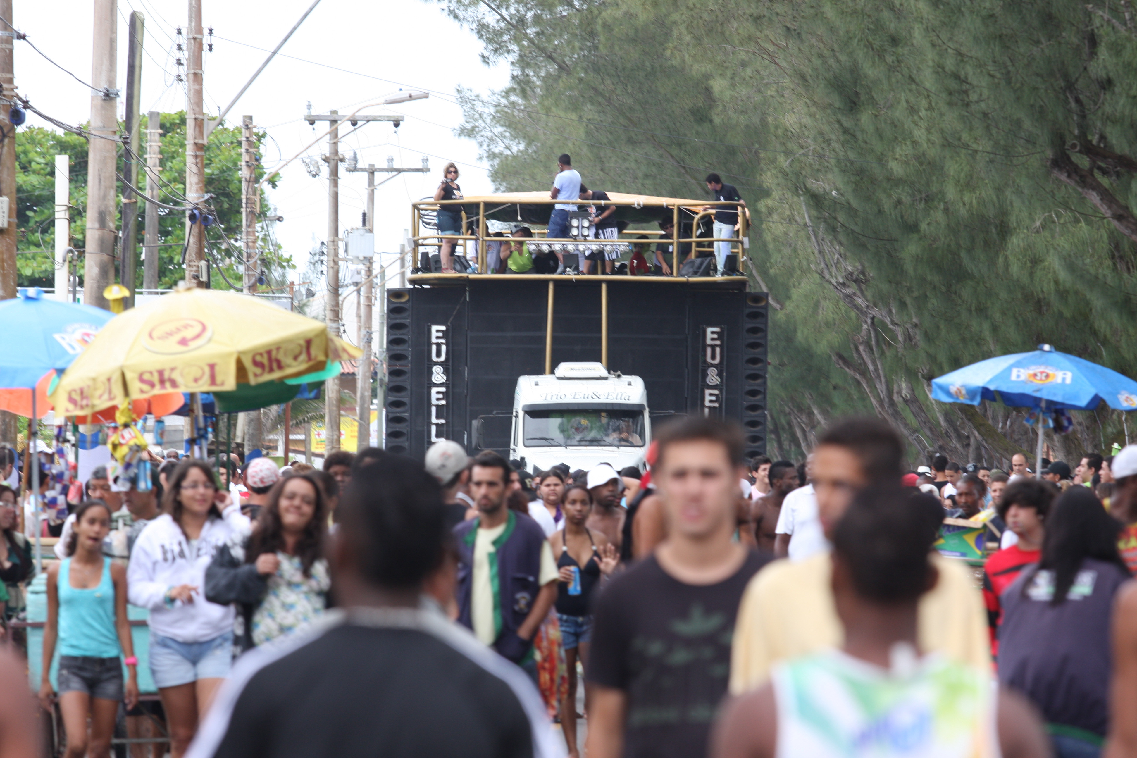 Ao contrário dos sábados e domingos que os trios irão agitar o Farol percorrendo a Orla, todas às quinta-feiras, grupos e bandas se apresentam no trio parado, a partir das 22h (Foto: Gerson Gomes)