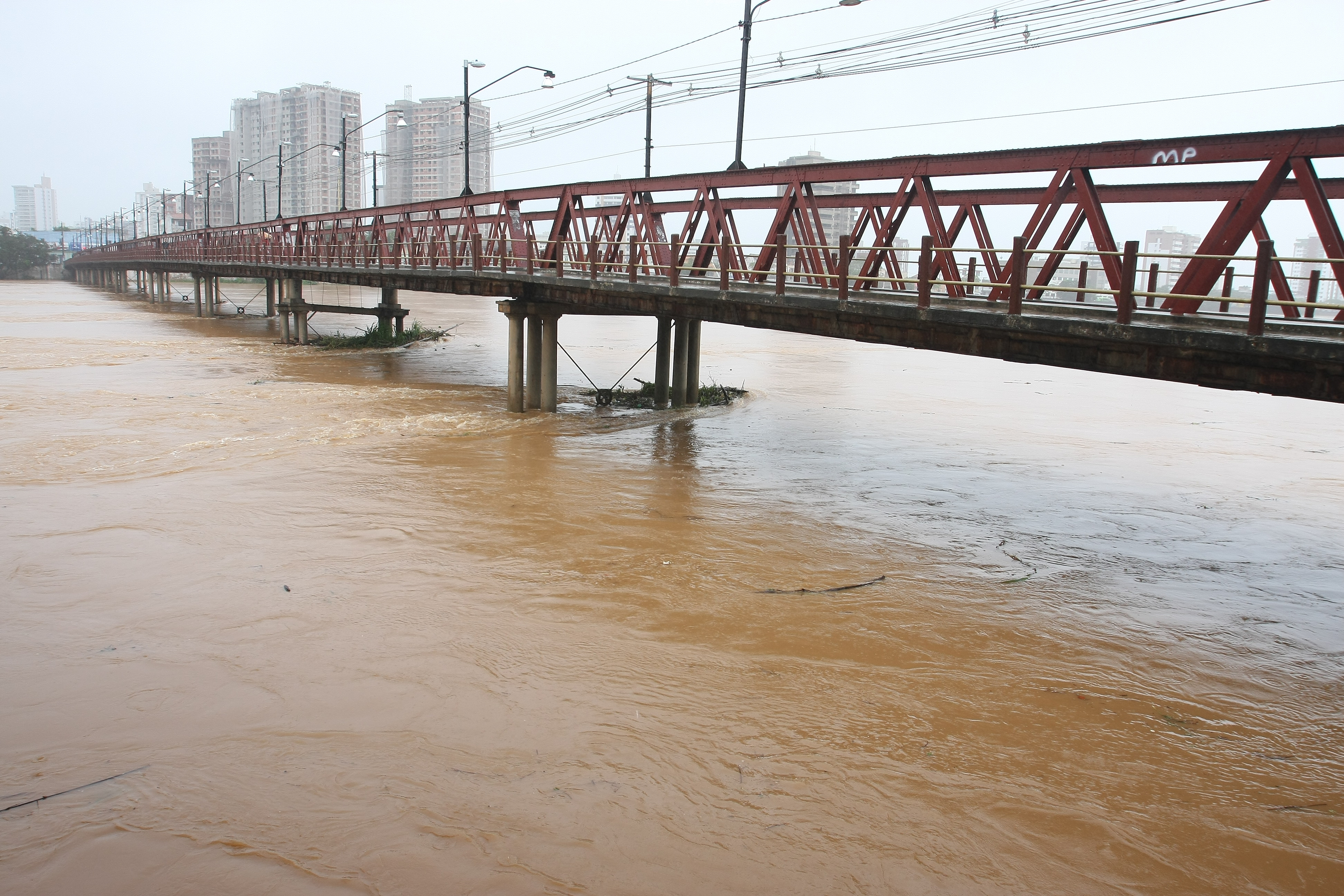 A Prefeita Rosinha Garotinho está acompanhando, junto às secretarias envolvidas, o nível do Rio Paraíba do Sul e determinou total assistência às famílias ribeirinhas atingidas pela cheia (Foto: Rogério Azevedo)