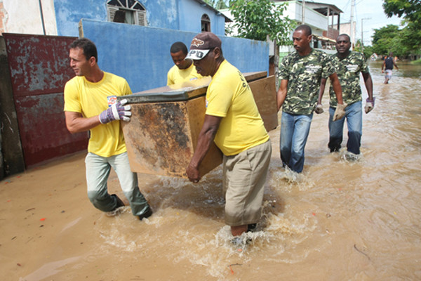 Famílias ainda são removidas para os abrigos do município (Foto: Rogério Azevedo)