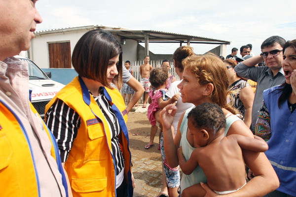 A Prefeita Rosinha Garotinho continua acompanhando nesta terça-feira (04) a retirada de famílias das comunidades ribeirinhas, feita pela Secretaria de Defesa Civil (Foto: Rogério Azevedo)