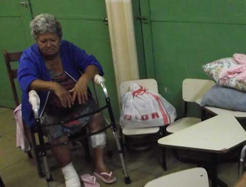 A Secretaria Municipal da Família e Assistência Social fez na noite desta quarta-feira (04), a remoção de uma idosa de 75 anos, que estava no Patronato São José, longe das águas que invadiram sua casa, na comunidade Tira Gosto, para o Hospital M (Foto: Rodolfo Lins)