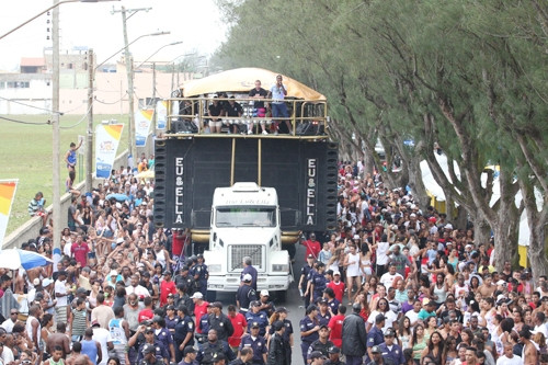 O grupo Balança Brasil e Nelson Príncipe Negro se apresentam no trio elétrico (Foto: Gerson Gomes)