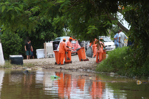 A equipe da secretaria de Serviços Públicos faz remoção de resíduos gerados pelas pessoas que se encontram em Três Vendas (Foto: Gerson Gomes)