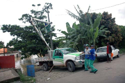 Cinco refletores foram  instalados para reforçar o suporte à Polícia Militar e ao Corpo de Bombeiros (Foto: Check)