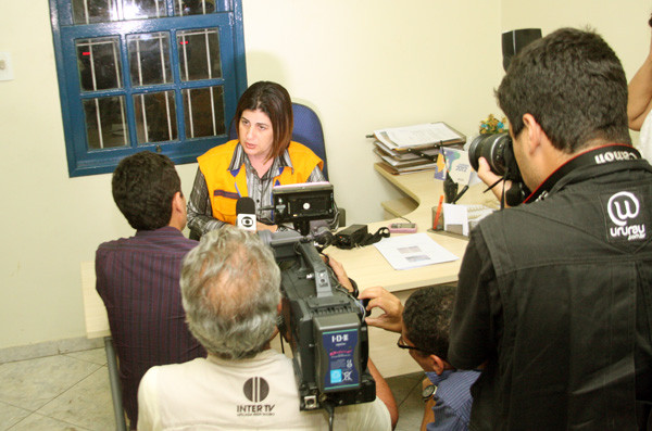 A Prefeita Rosinha Garotinho passou a madrugada na Defesa Civil, onde também concedeu entrevista (Foto: Gerson Gomes)