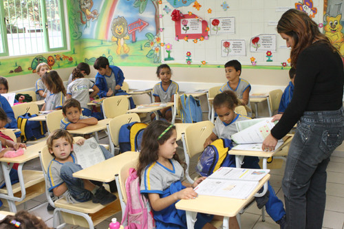 Mesmo os alunos que tiveram bolsa em 2011 e continuam excedentes deverão comparecer à secretaria no mesmo período (Foto: Gerson Gomes)