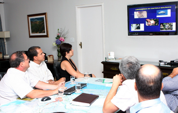 Projeto foi apresentado à prefeita por representantes da Coagro, Cooplanta e da UFRJ (Foto: Gerson Gomes)