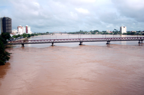 O nível do Rio Paraíba do Sul, em Campos, já baixou 1,13 metros, de acordo com a Secretaria Municipal de Defesa Civil (Foto: Antônio Leudo)