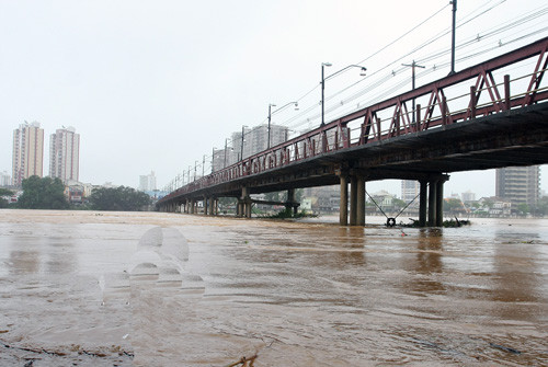 O nível do Rio Paraíba do Sul voltou a baixar, segundo mostrou a medição desta quinta-feira (12), às 18h, feita pela Secretaria Municipal de Defesa Civil, e agora está em 9,85 metros, 7 centímetros a menos em relação à medição das 16h (Foto: Rogério Azevedo)