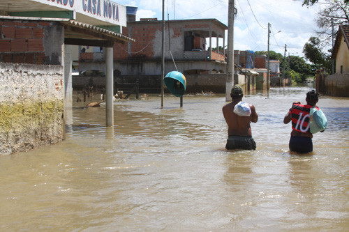 As ruas de Três Vendas estão alagadas desde a quinta-feira passada (05) (Foto: Gerson Gomes)