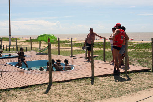 Toda segurança e lazer são proporcionados às crianças que frequentam as piscininhas (Foto: Antônio Leudo)