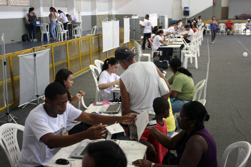 O comparecimento dos usuários deve ser feito de segunda à sexta-feira, no Automóvel Clube Fluminense (Foto: Rogério Azevedo)