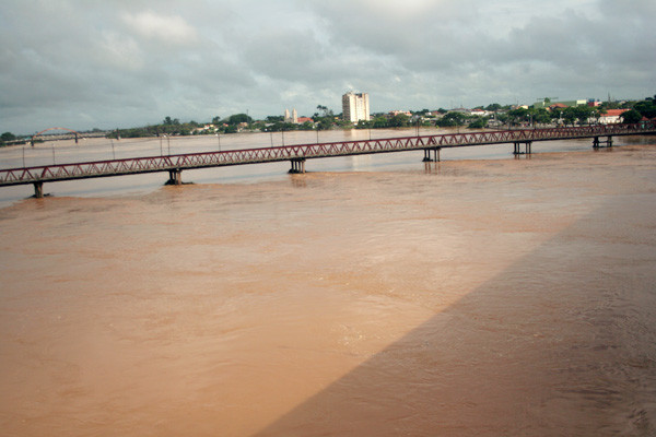 Nesta manhã a cota do Rio Paraíba era de 9,77m (Foto: Antônio Leudo)