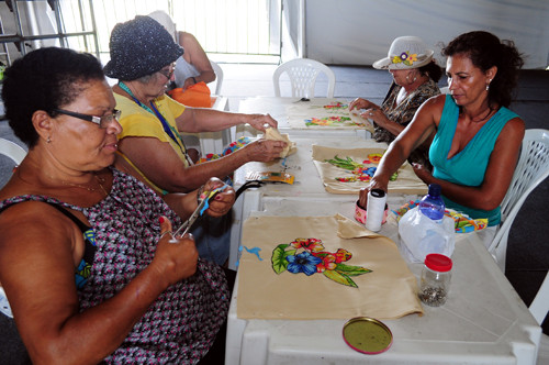 Na tarde desta sexta-feira (13), duas oficinas foram realizadas paralelamente com o ensinamento do manuseio de fibras de bananeiras e o trabalho de bordado de vagonite (Foto: César Ferreira)