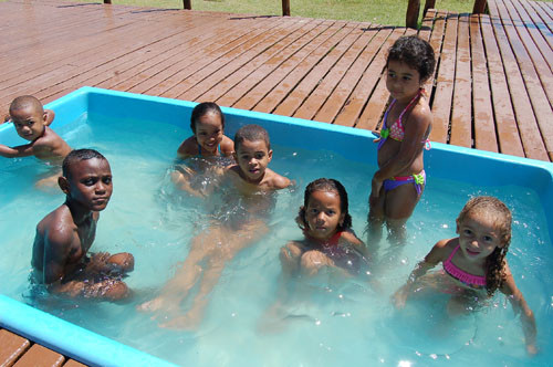 O deck das piscinas é uma opção de diversão para a criançada (Foto: Check)