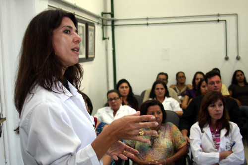 A médica Laura Duarte abriu o novo ciclo de palestras promovido pelo Comitê Gestor de Qualidade da Fundação João Barcellos Martins (Foto: César Ferreira)
