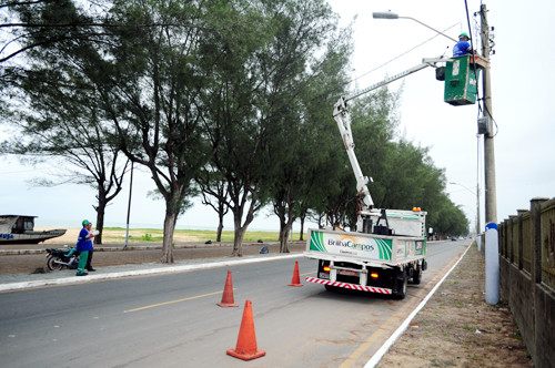 Em várias localidades da praia a iluminação passou por reparos (Foto: César Ferreira)