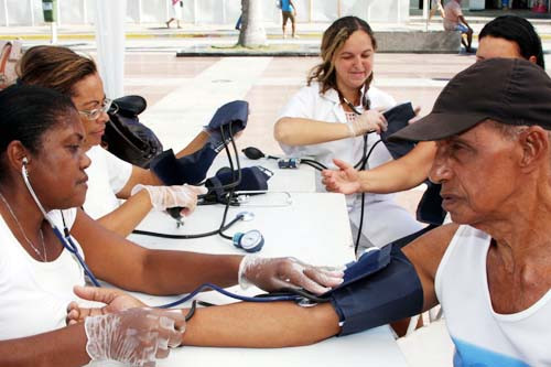 O programa também esteve na segunda-feira (26) na praça São Salvador, marcando o Dia Nacional de Prevenção e Combate à Hipertensão Arterial  Vivianne Chagas (Foto: César Ferreira)