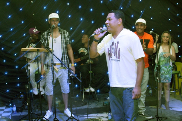 O trio parado na praia campista Farol de São Tomé vai ficar por conta da boa música de Serginho Pagodinho (Foto: Gerson Gomes)