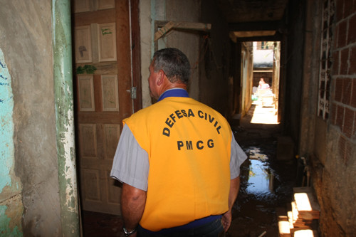 A Defesa Civil vistoriou casas de várias áreas atingidas pelas cheias na cidade e em Três Vedas (Foto: Rogério Azevedo)