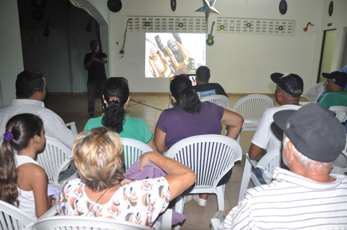 O projeto Cine Zumbi, da Fundação Municipal Zumbi dos Palmares, apresentou o filme ?O Zelador Animal? na noite desta quarta-feira (25), na Colônia de Férias da Terceira Idade, no Farol de São Tomé, e fez a alegria do público (Foto: Divulgação)