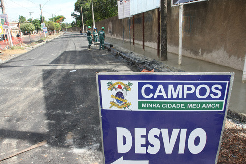 O asfaltamento da avenida José Carlos Pereira Pinto começou a ser realizado (Foto: Rogério Azevedo)