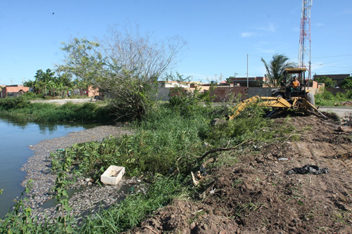 Um entupimento foi provocado por resíduos, como plásticos e pedaços de madeira, na bomba da concessionária Águas do Paraíba (Foto: Rogério Azevedo)