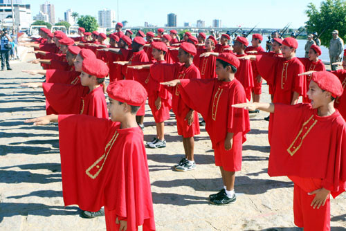 No projeto, as crianças aprendem noções de marcha, respeito, cidadania, pequenos combates a incêndio e Defesa Civil. As aulas são realizadas na Fundação de Esportes (Foto: Gerson Gomes)