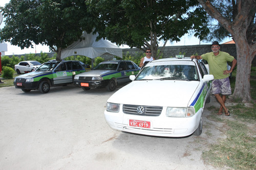 Ao todo, nove carros, padronizados, trabalham diariamente no local, o que garante o deslocamento de quem chega, com um trabalho seguro e que a cada dia recebe um número maior de usuários nesta temporada (Foto: Rogério Azevedo)