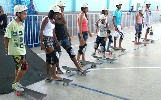 Cerca de 600 estudantes de 40 coletivos estão participando de atividades de street dance, axé, manobras de skate, pintura, escalada na parede e recreação aquática (Foto: Divulgação)