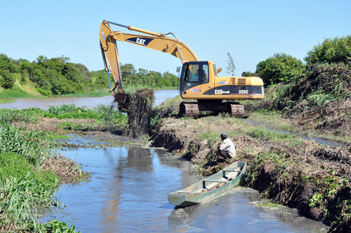 Atualmente as máquinas fazem a remoção da vegetação em trecho do Canal Coqueiros (Foto: César Ferreira)